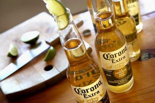cach uong bia corona